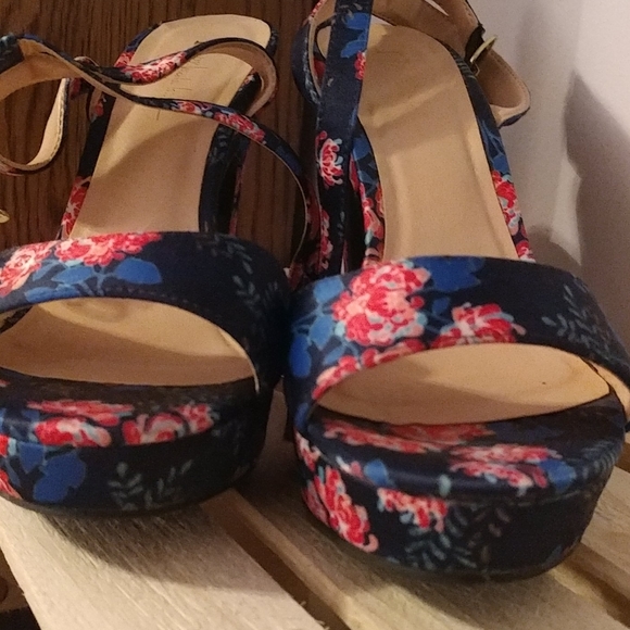 👠Nicole Miller heel 👠 - Picture 3 of 7